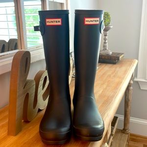 Hunter black rain boots. Kid size 5, but can fit an adult size 7 or smaller.